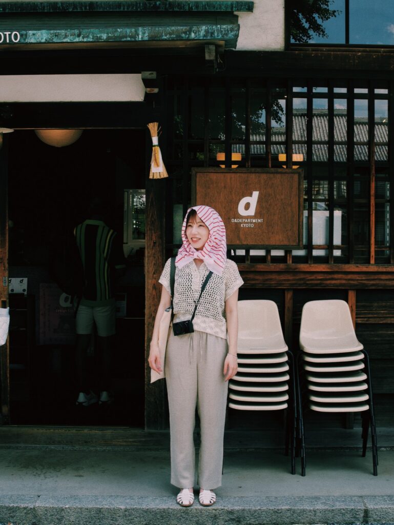 町家の店前で